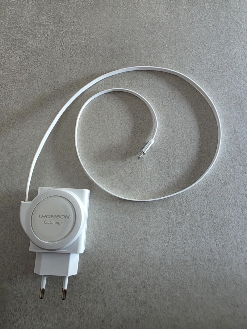 Thomson Go Charger 22,5W – Schnelles Ladegerät Mit Einziehbarem Kabel, USB-C & USB-A, Kompakt Und Perfekt Für Unterwegs