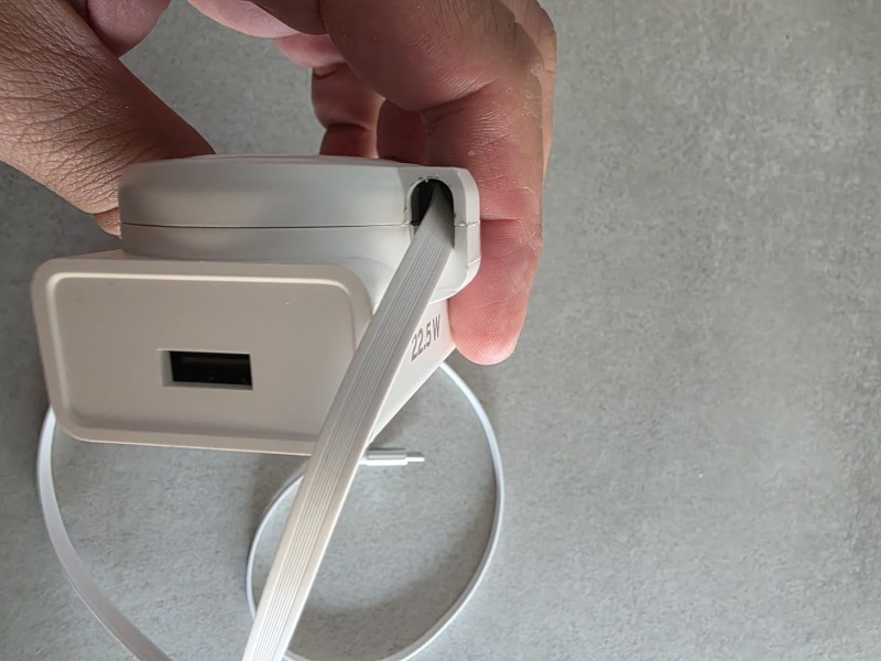 Thomson Go Charger 22,5W Schnellladegerät – Mit Aufrollbarem Kabel, USB-C & USB-A